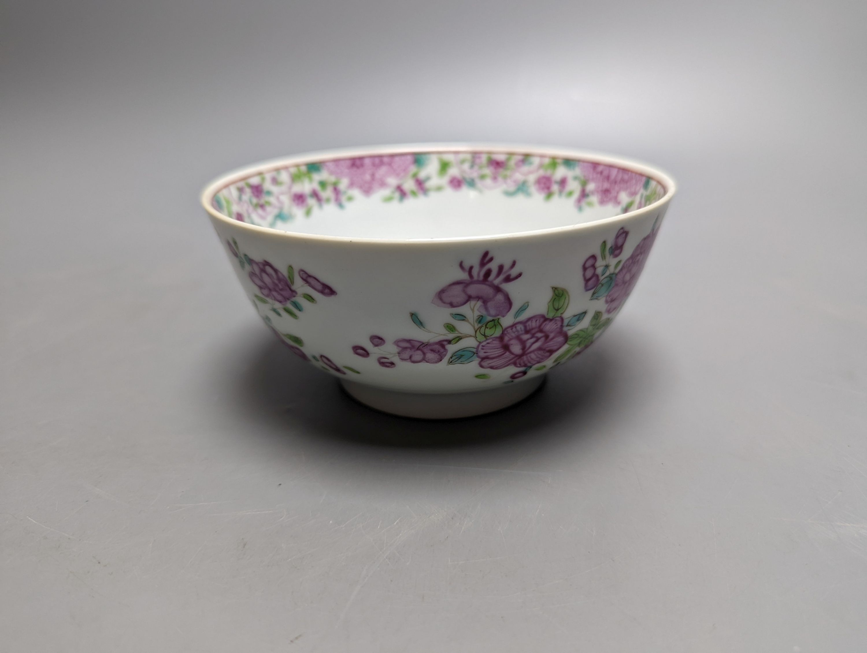 Two 18th/19th century Chinese famille rose bowls 14cm